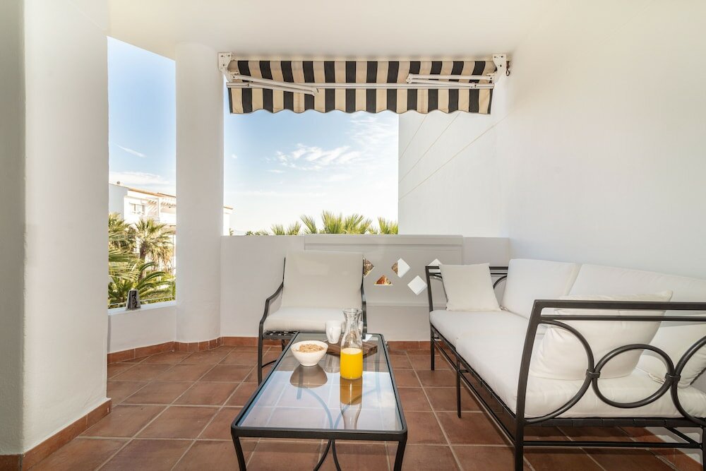 Фото Whispering Palms Apartment