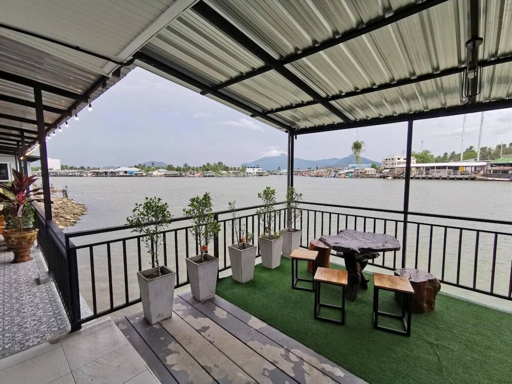 Фото Chaiyai River Front Hotel