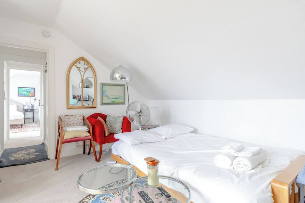 Фото Top Floor 1bd Flat With Balcony - Ladbroke Grove