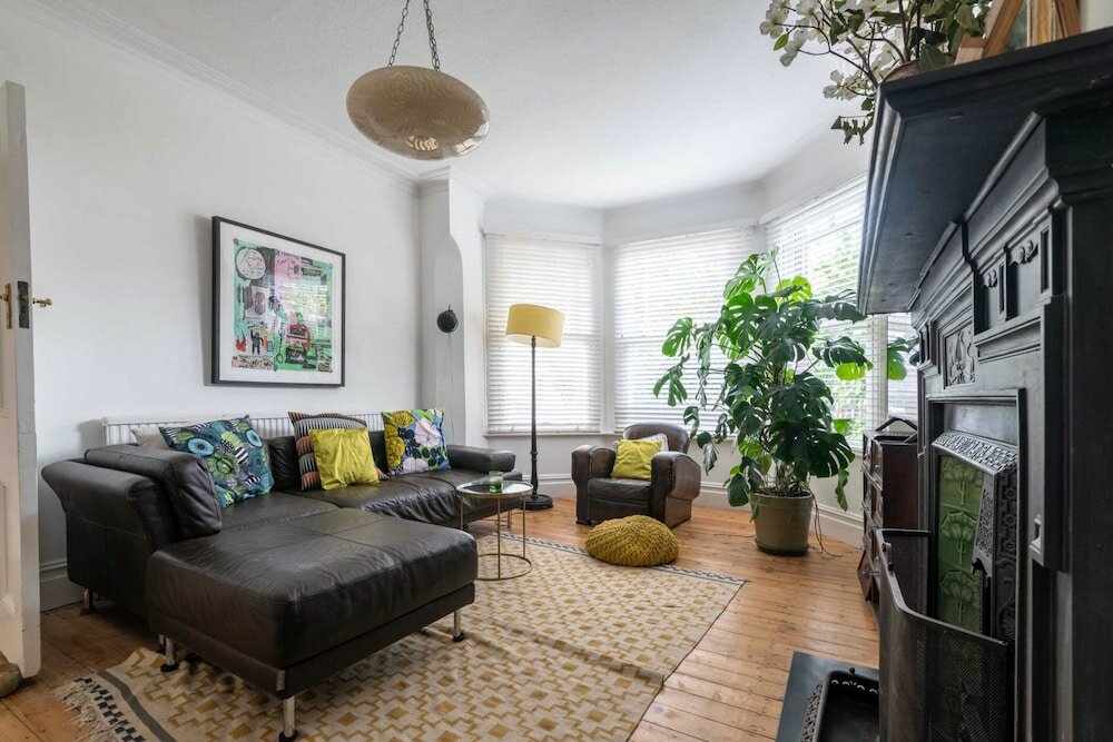 Фото Beautiful Three Bed Abode Near Dollis Hill