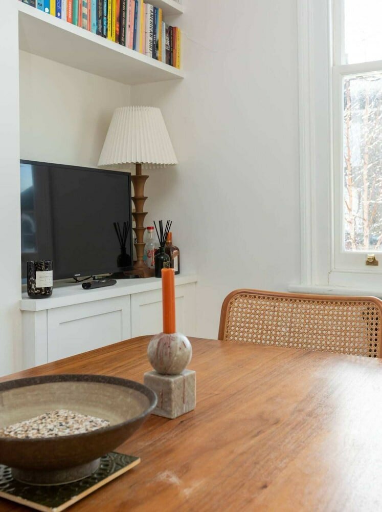 Фото Light and Spacious 1 Bedroom Maisonette - Brockley