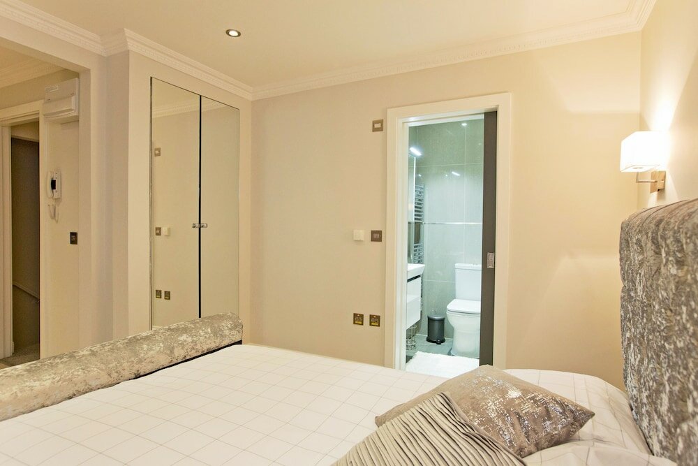 Фото High Street Kensington by Flying Butler