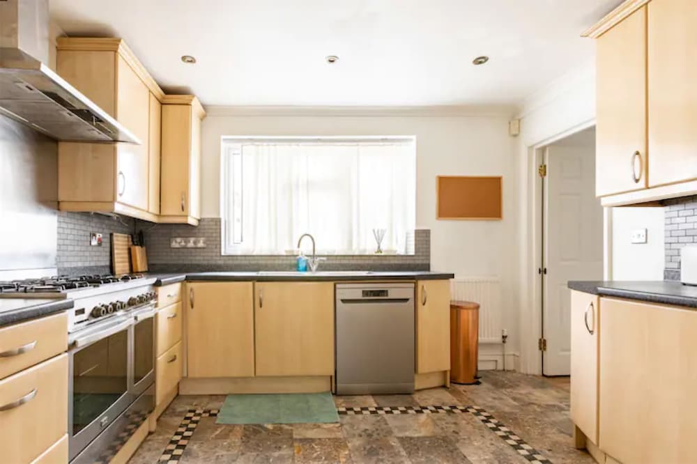 Фото Cosy 3 Bedroom House in Kingston