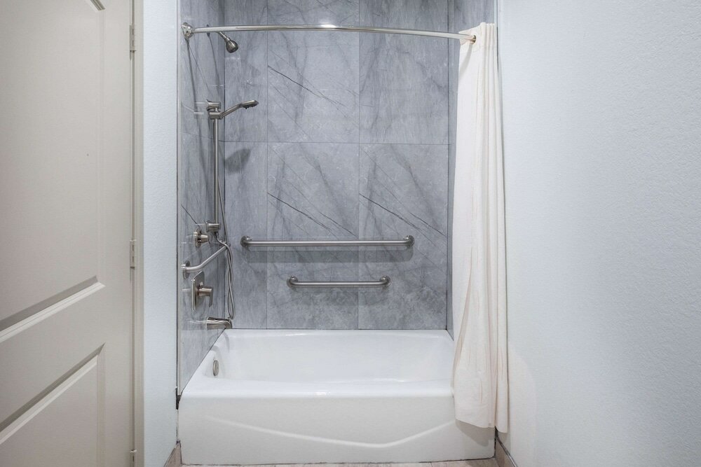 Фото Super 8 by Wyndham Humble/Fallcreek/Houston