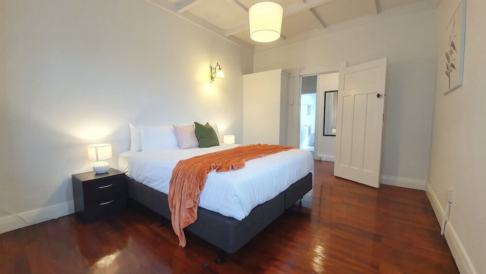 Фото Bright and Modern Oasis in Kingsland