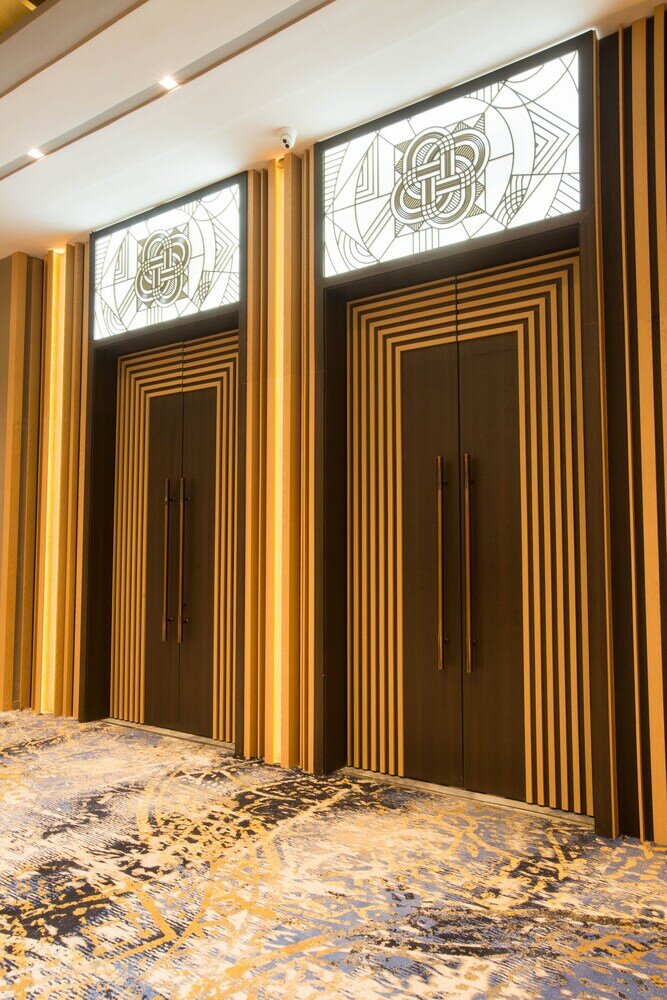 Фото Millennium Plaza Hotel