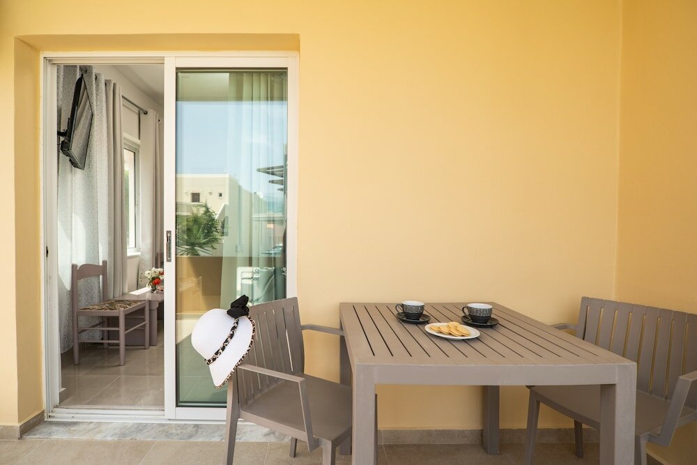 Фото Manos Beachside Apartments