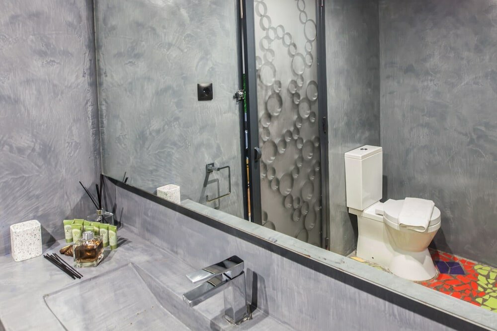 Фото Modern Industrial Apt In Neos Kosmos