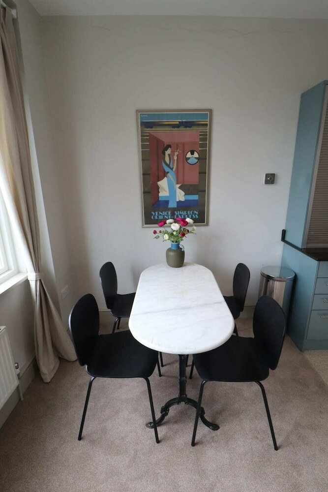 Фото Stylish Light-filled 1 Bedroom Flat In Hammersmith