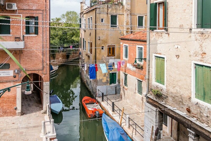Апартаменты The Venetian Canal View в Венеции