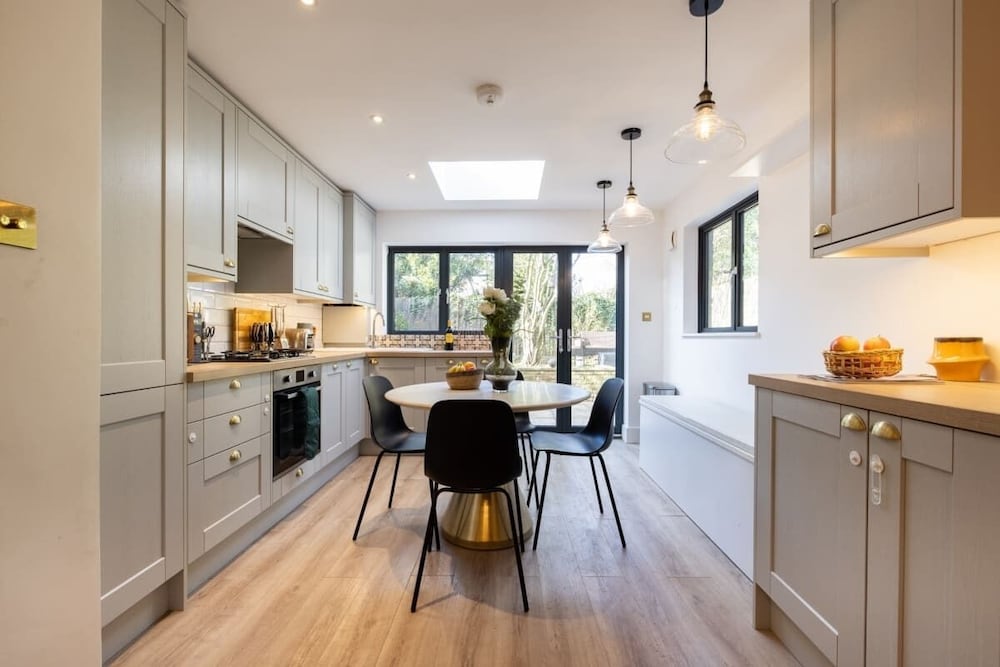 Фото The Richmond Upon Thames Escape - Modern & Bright 2bdr Flat With Parking