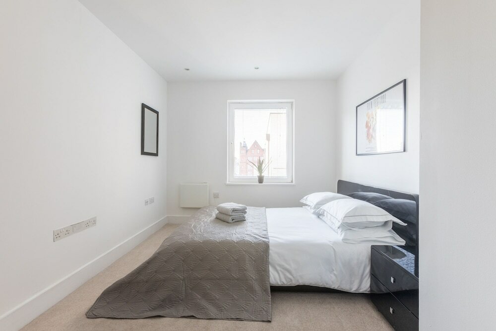 Фото Luxury 2-bed Flat, Parking and Close to the Tube