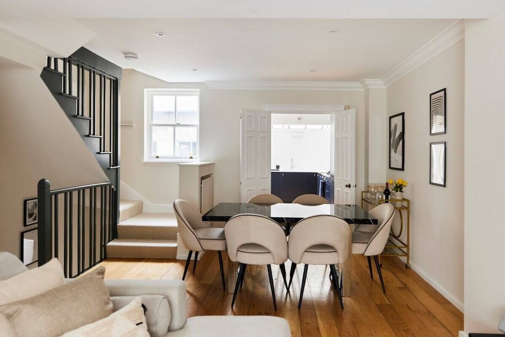Фото The South Kensington Wonder - Trendy 3bdr House With Garden