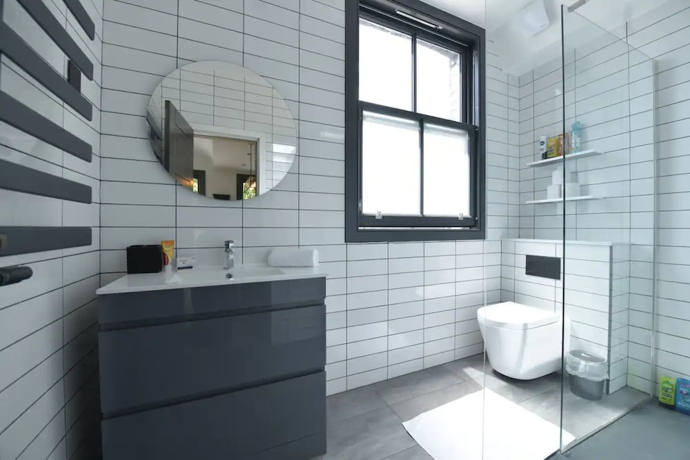 Фото Contemporary 2 Bedroom Apartment on Columbia Road