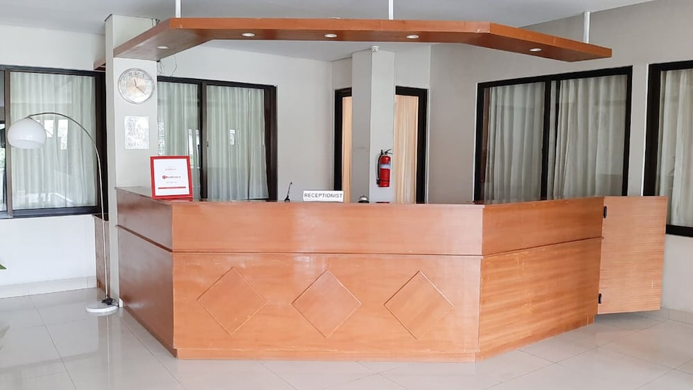 Фото RedDoorz Plus @ Bitung City Center