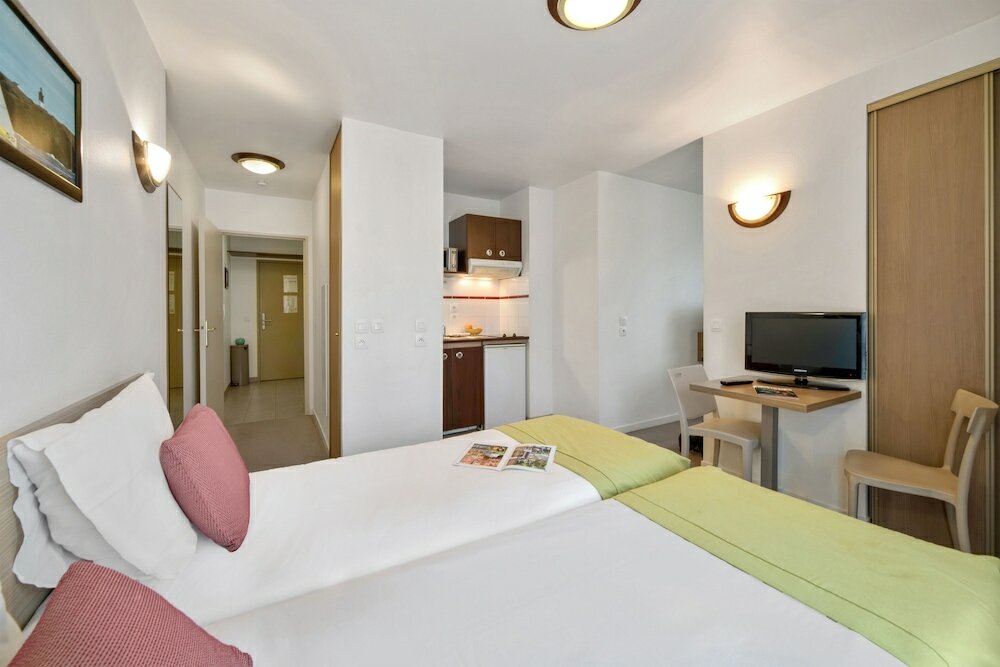 Фото Comfort Aparthotel Versailles Saint Cyr Lecole 