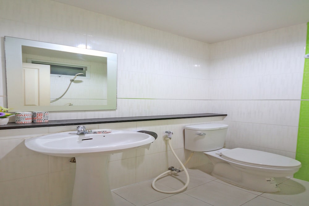 Фото Oyo 1117 Phuket Airport Suites