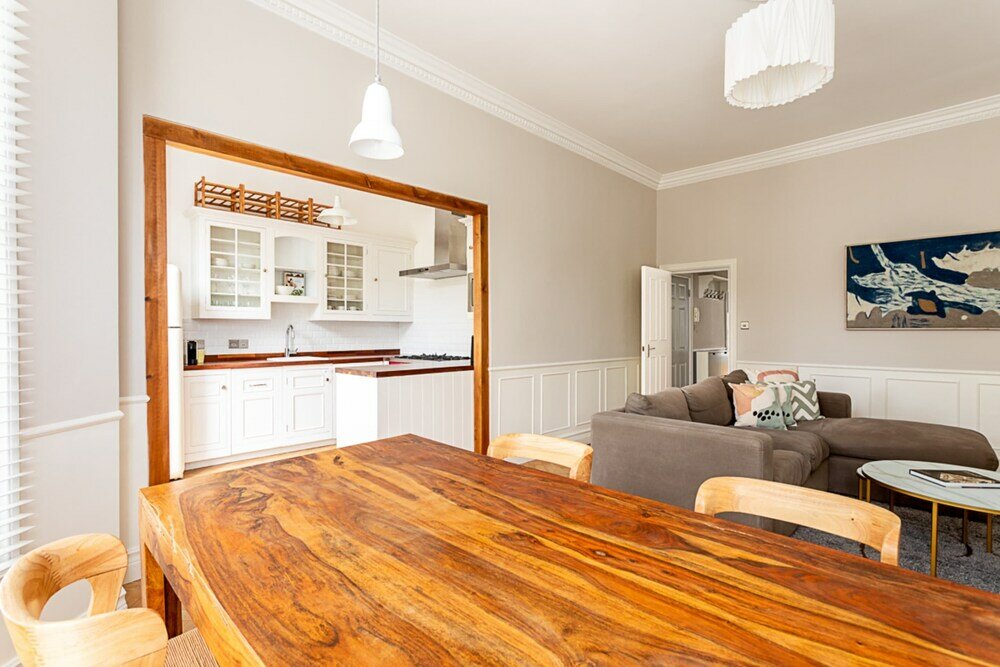 Фото Newly Renovated Two Bedroom Kensington Flat