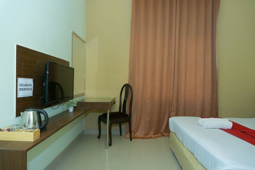 Фото RedDoorz near Alun Alun Madiun