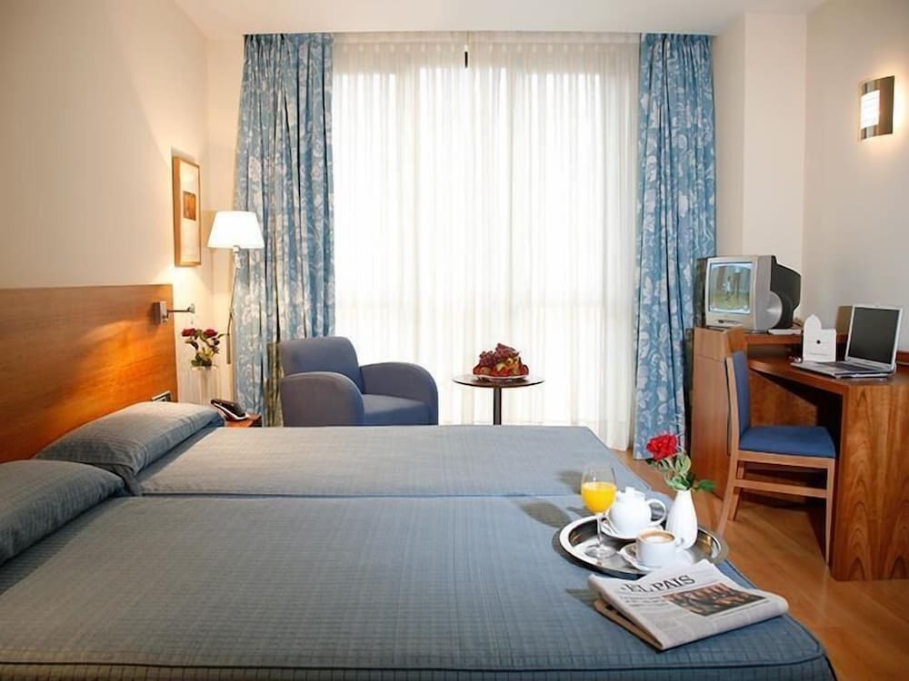 Фото Hotel Mieres del Camino