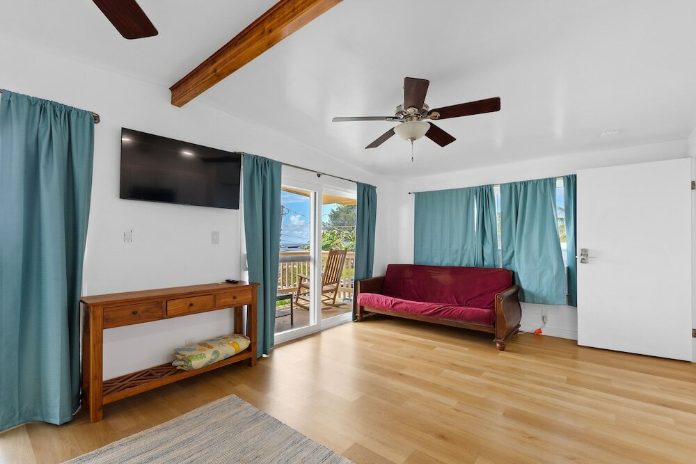 Фото Large Studio w extra Sofa Bed