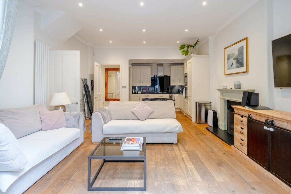 Фото Gorgeous 2bd Flat With Patio - South Kensington!