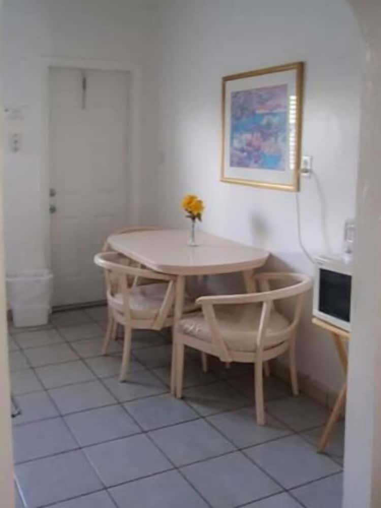 Фото Richard's Motel Extended Stay