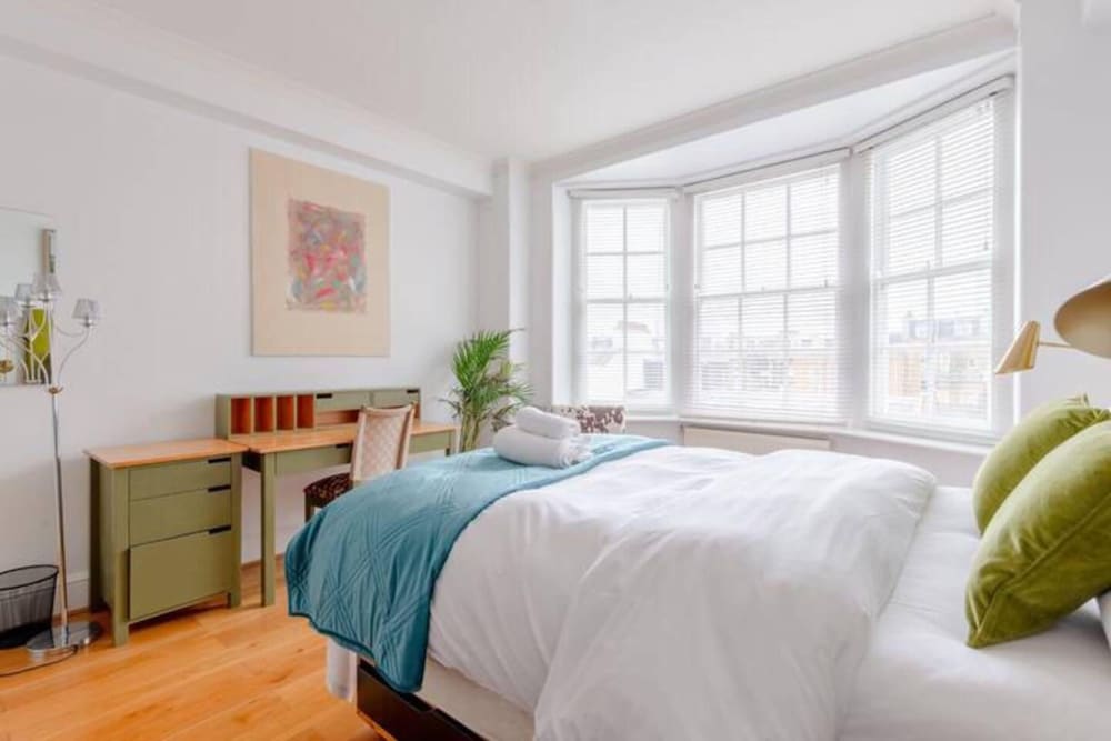 Фото Central and Spacious 2 Bedroom Flat in Kensington