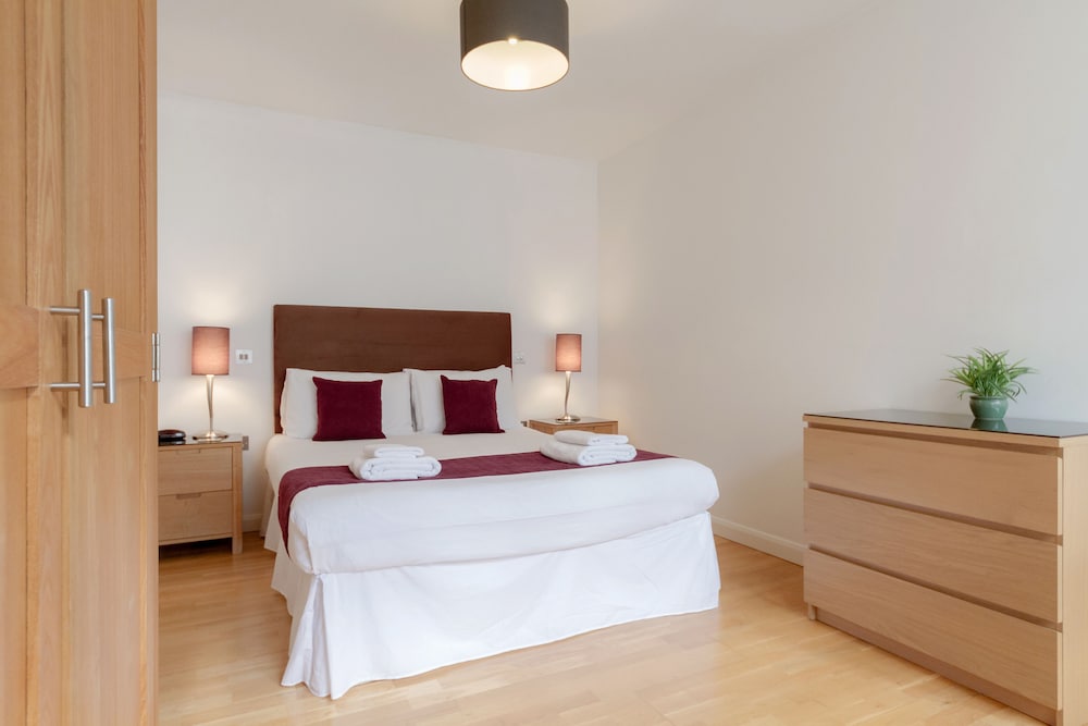 Фото Roomspace Apartments -Groveland Court