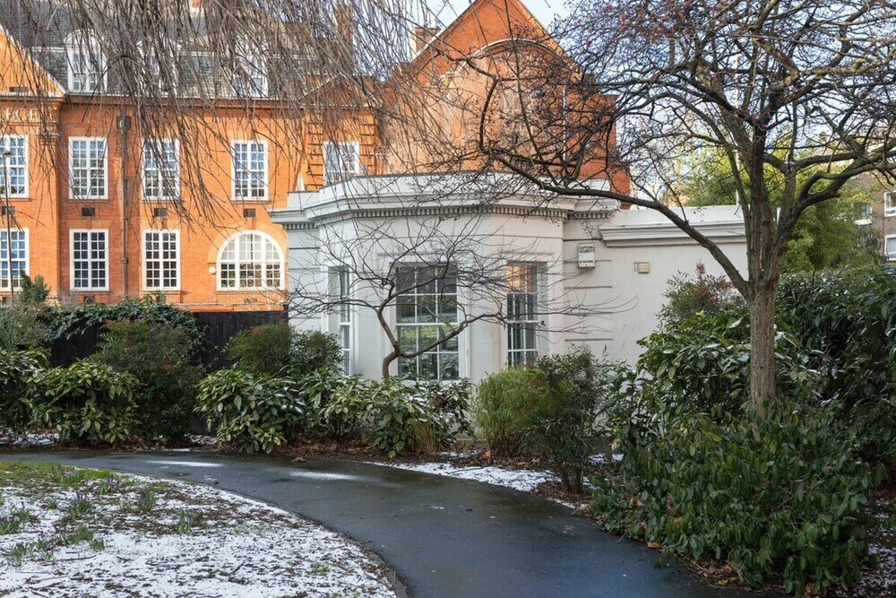 Фото Charmingly Unique and Recently Refurbished Watchman's Lodge in Camden Town