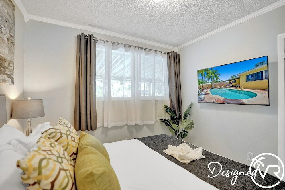 Фото Beautiful 4 Br with Private Heated Pool