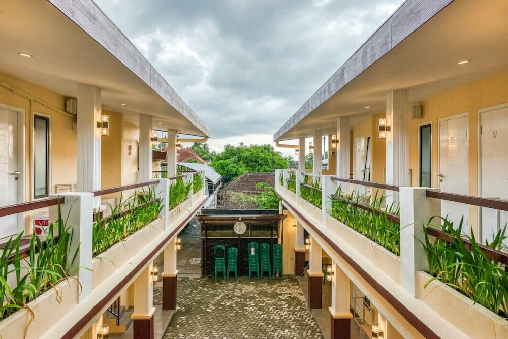 Hotel RedDoorz Syariah near Kebon Rojo Park Blitar, Blitar, photo