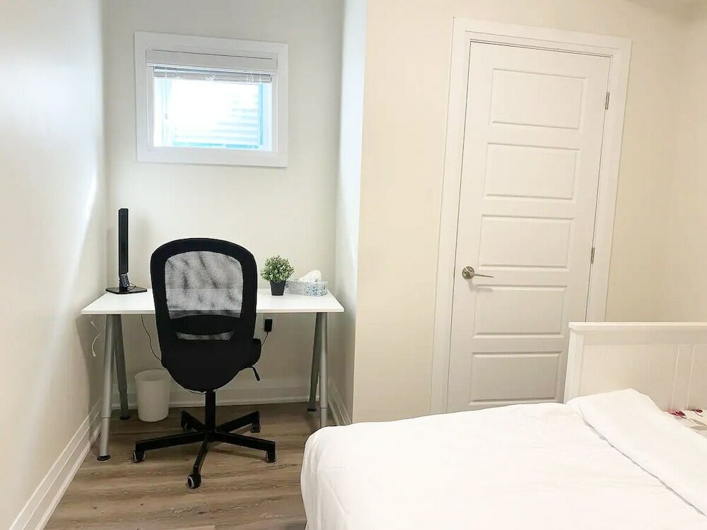 Фото Brand New Walk Out Bsmt Apt Near Beach