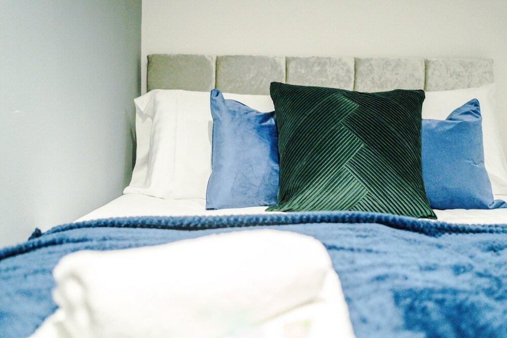 Фото One&Two Bedroom Luxe Apts near Trafford