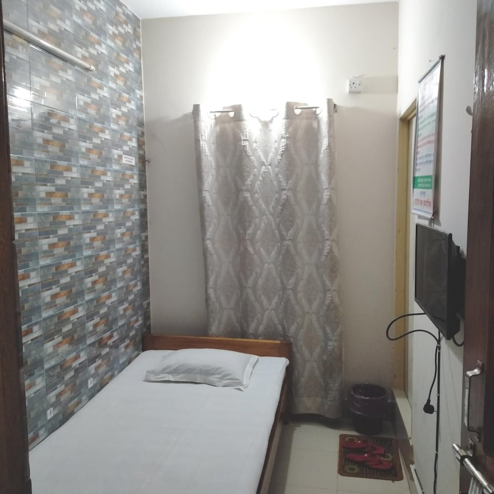 Фото Hotel Charu