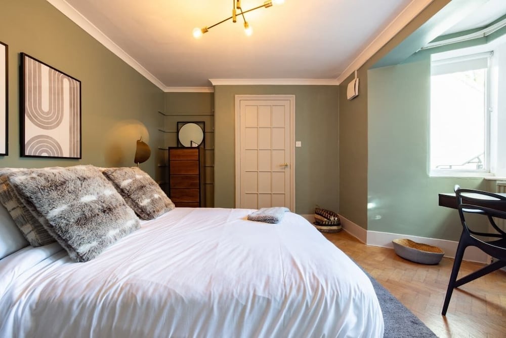 Фото The Richmond Upon Thames Escape - Modern & Bright 2bdr Flat With Parking