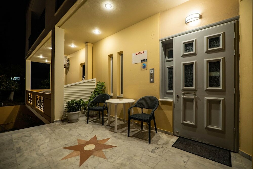 Фото Manos Beachside Apartments