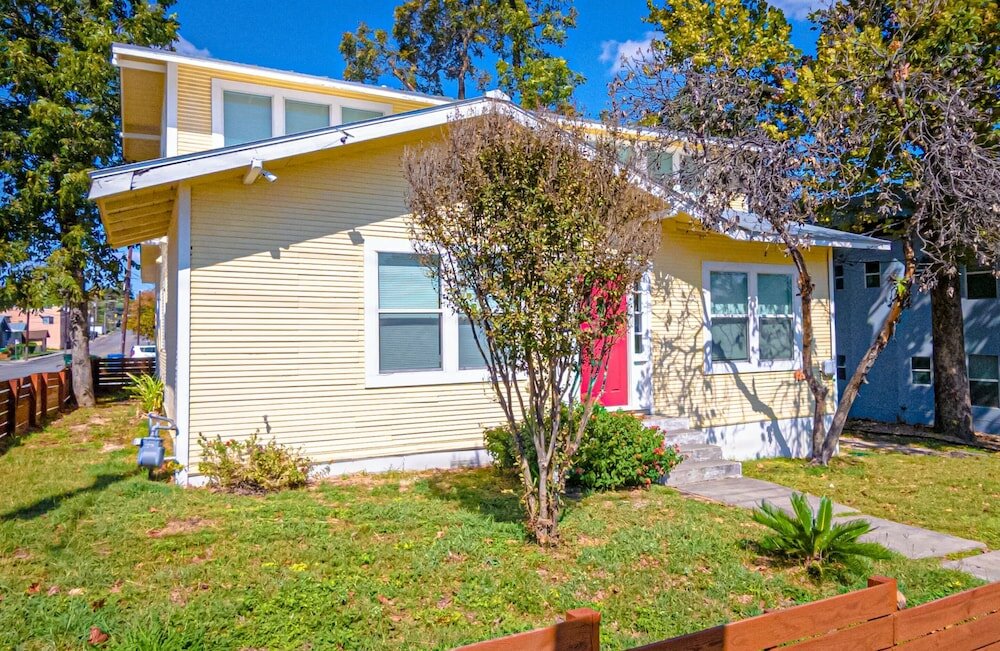 Фото Magnificent Large Home Near Downtown