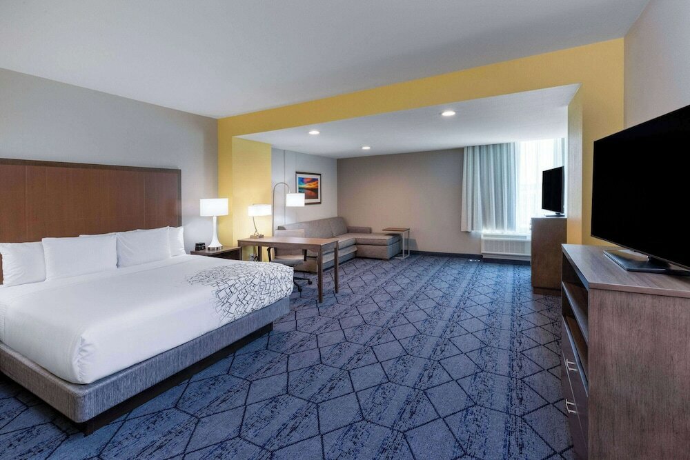 Фото La Quinta Inn & Suites by Wyndham Round Rock near Kalahari