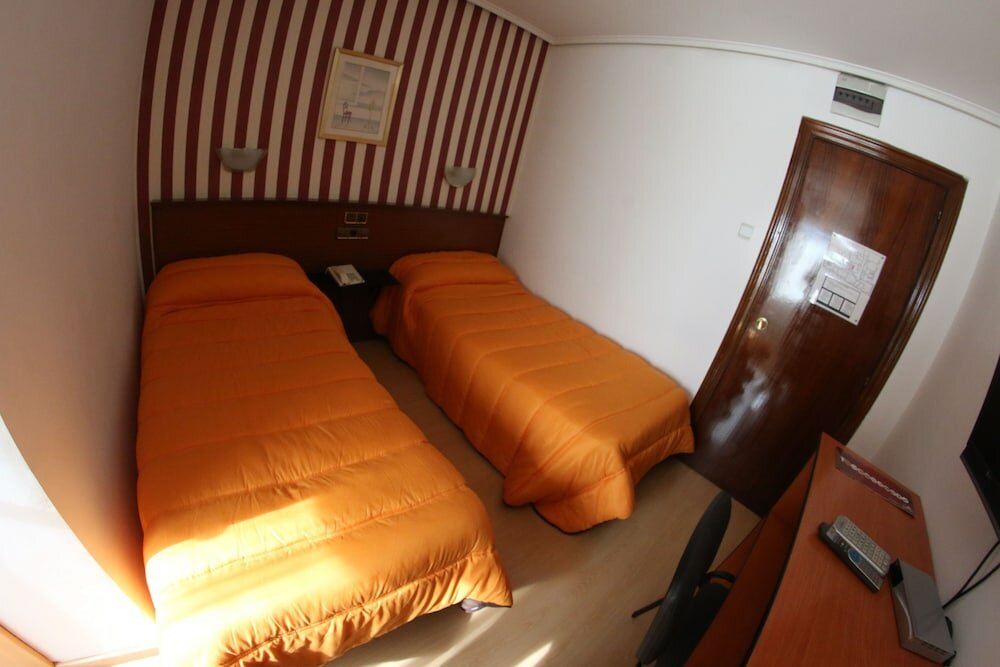 Фото Hostal Cataluña