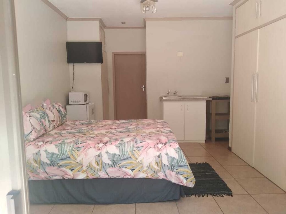 Фото Self Catering Studio Cottage