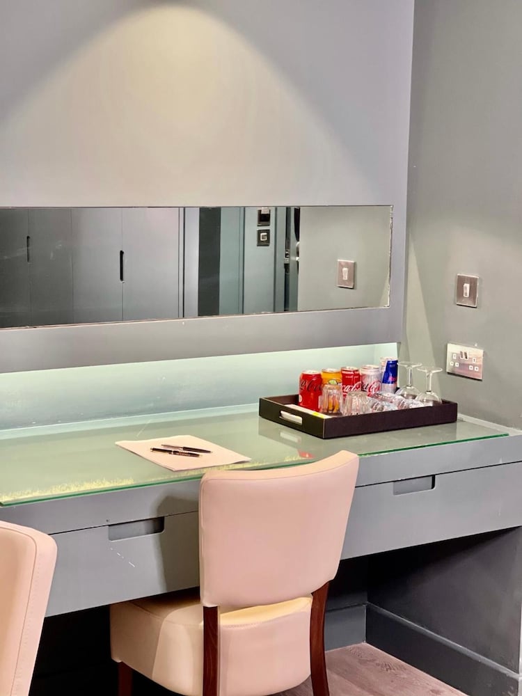 Фото Axiom Park Hotel