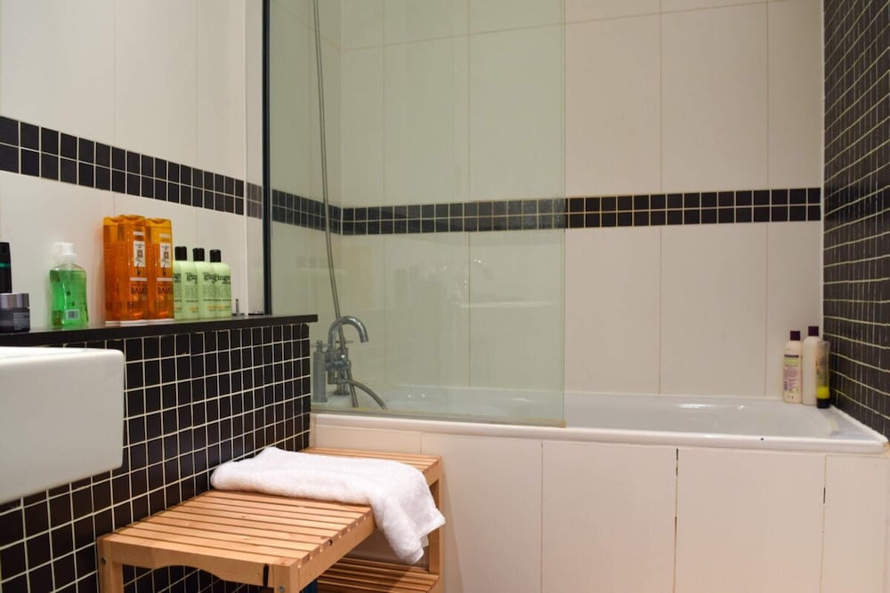 Фото Pleasant, Intimate Flat With Backyard in Battersea