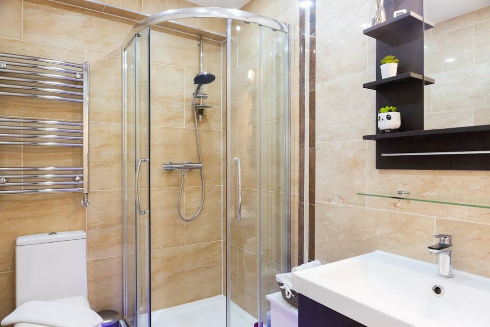 Фото Stylish 2 Bedroom Apartment in the Heart of Shepherds Bush