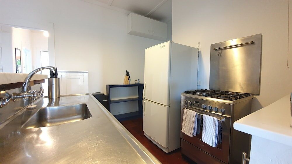 Фото Bright and Modern Oasis in Kingsland