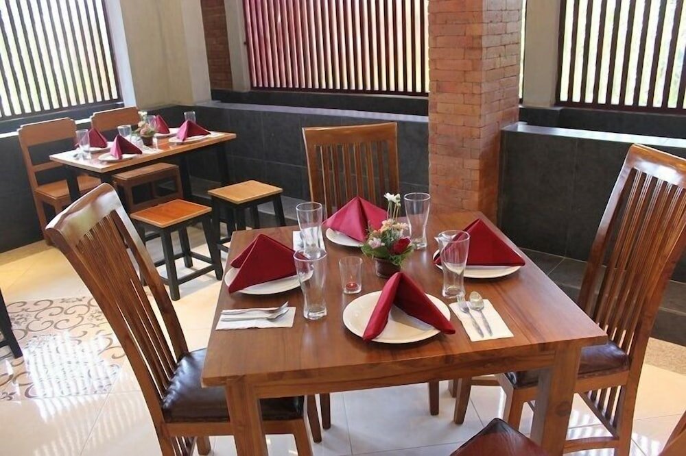 Фото The Sarining Hotel