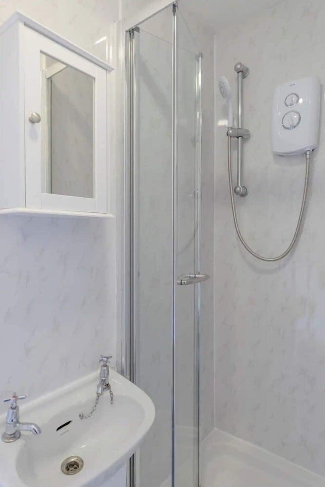 Фото Lovely 4 Bed House w Garden, 1 Stop to Waterloo