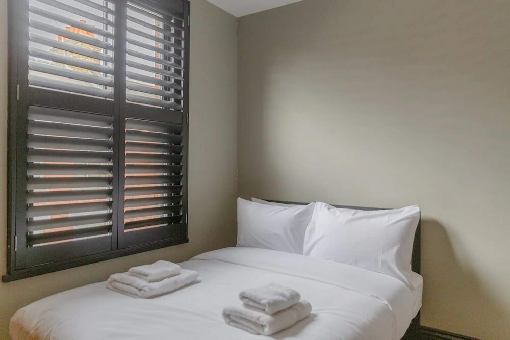 Фото Inviting 4bd With Private Patio - Bethnal Green