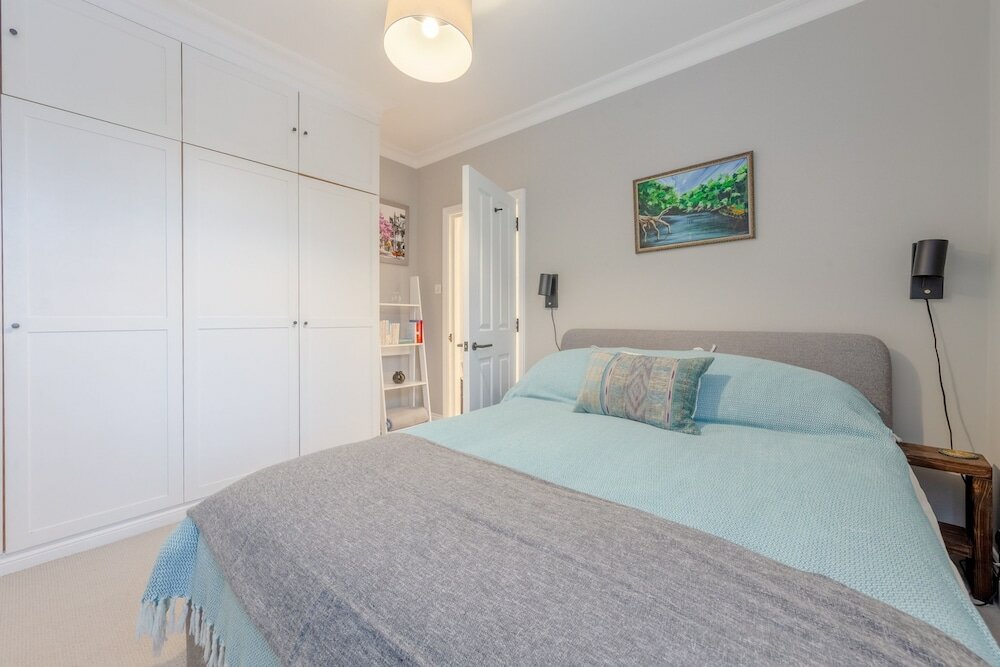 Фото Stunning 2 Bedroom Flat With a Garden in Barnes