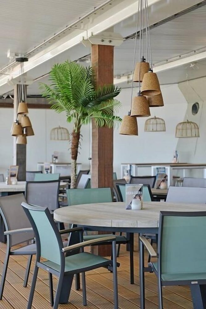 Фото Zandpaviljoen Pier 7